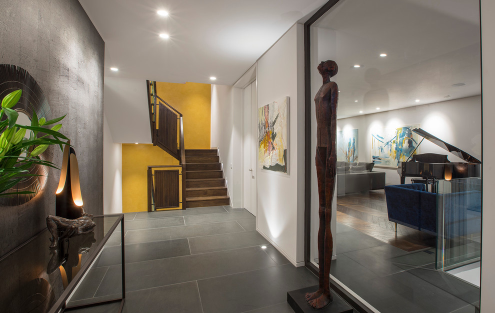 Idée de décoration pour un couloir design avec un sol gris.