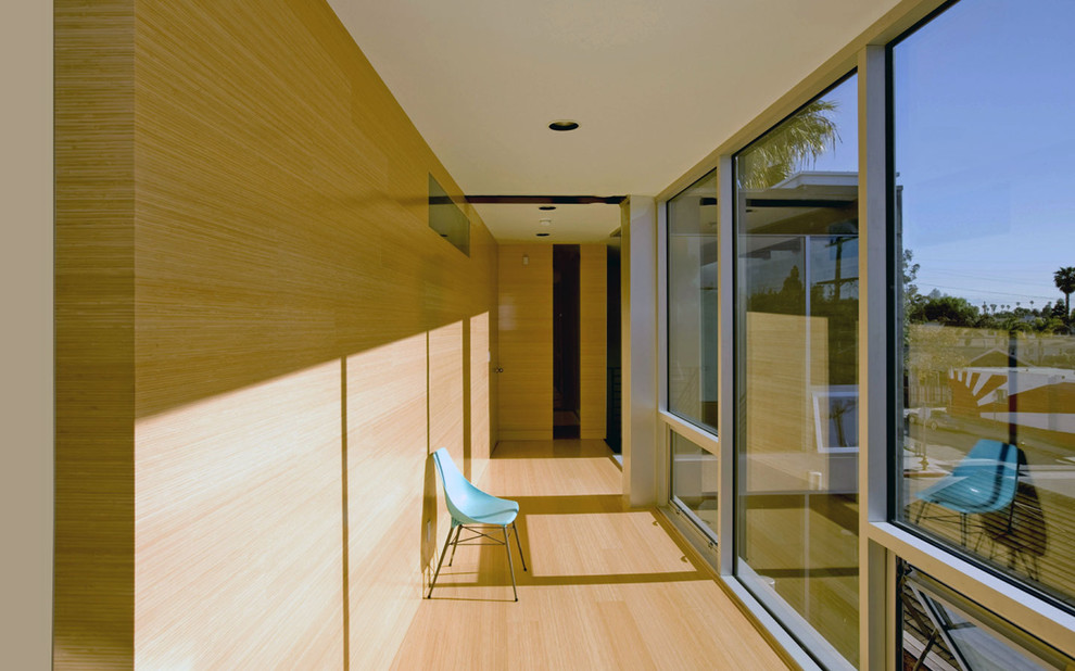 Modelo de recibidores y pasillos minimalistas con suelo de madera clara