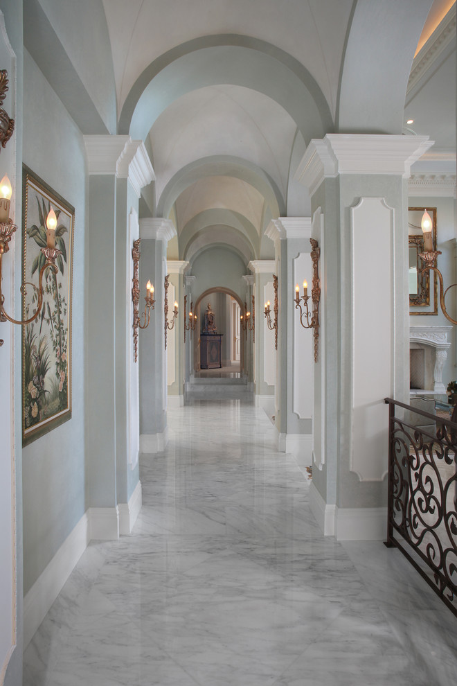 Diseño de recibidores y pasillos mediterráneos grandes con paredes grises y suelo de mármol