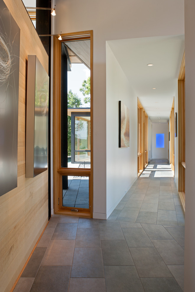 Imagen de recibidores y pasillos modernos con suelo gris, paredes beige y suelo de baldosas de cerámica