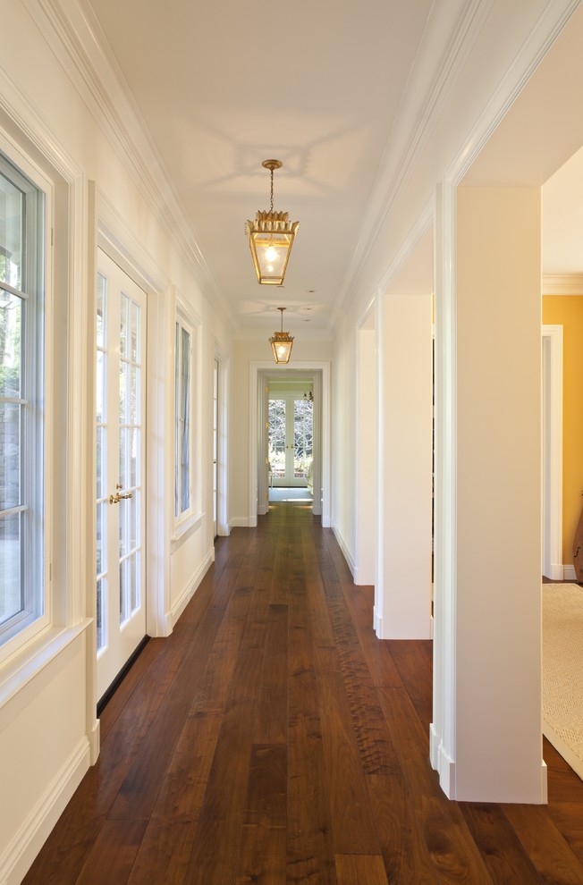 Идея дизайна: коридор в классическом стиле с белыми стенами и паркетным полом среднего тона