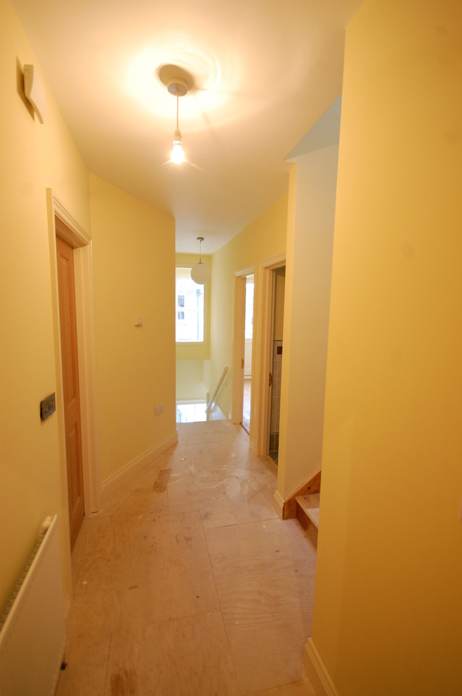 На фото: маленький коридор в классическом стиле с желтыми стенами и ковровым покрытием для на участке и в саду