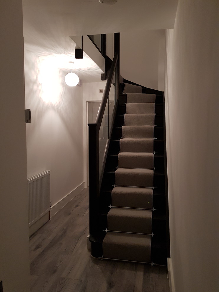 ロンドンにあるお手頃価格の小さなコンテンポラリースタイルのおしゃれな階段の写真