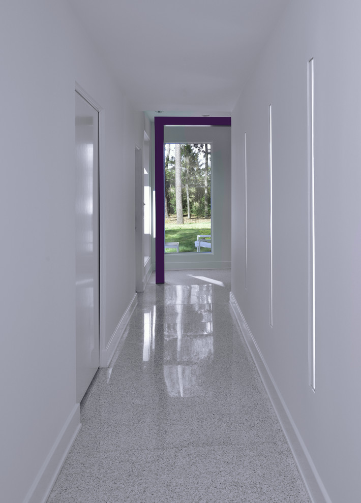 Esempio di un ingresso o corridoio minimalista con pavimento alla veneziana e pavimento bianco