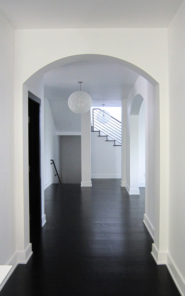Modern inredning av en hall, med svart golv