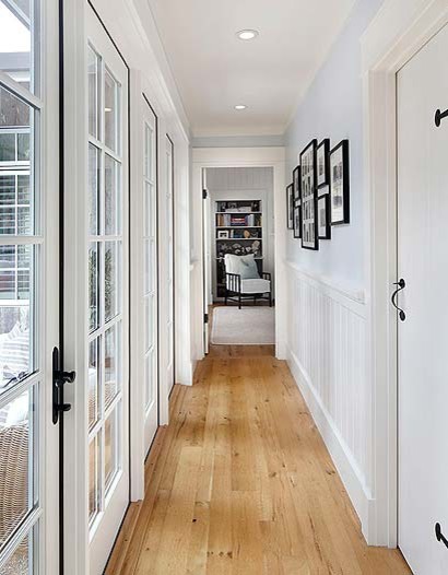 Стильный дизайн: коридор среднего размера в стиле кантри с синими стенами, светлым паркетным полом и коричневым полом - последний тренд