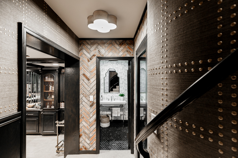 Идея дизайна: коридор среднего размера в классическом стиле с коричневыми стенами и бежевым полом