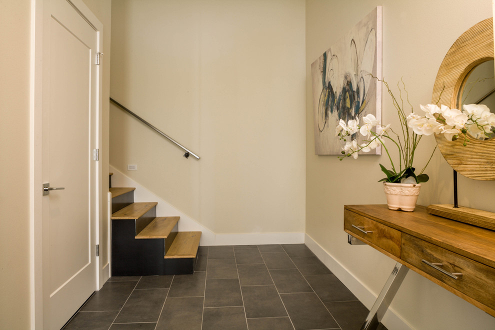 Inspiration pour un couloir minimaliste de taille moyenne avec un mur blanc, un sol en carrelage de porcelaine et un sol marron.