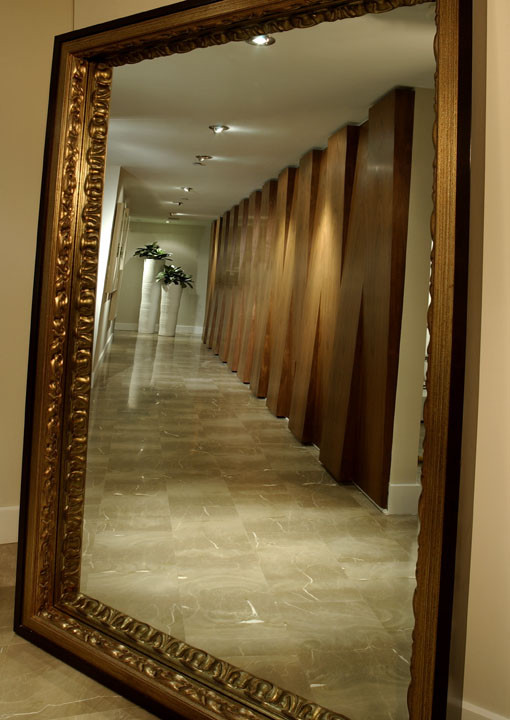 На фото: коридор в современном стиле с