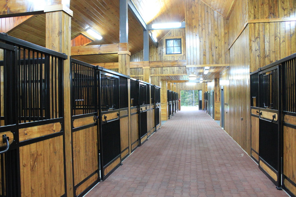 Foto di un ampio ingresso o corridoio country con pareti marroni e pavimento in mattoni