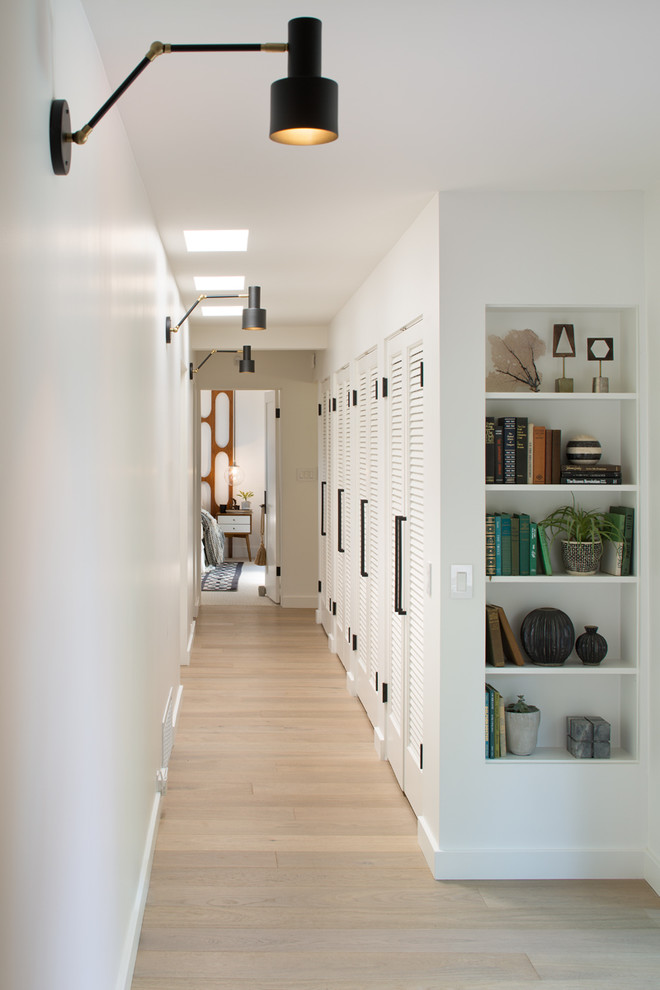 Свежая идея для дизайна: коридор среднего размера в стиле модернизм с белыми стенами, светлым паркетным полом и коричневым полом - отличное фото интерьера