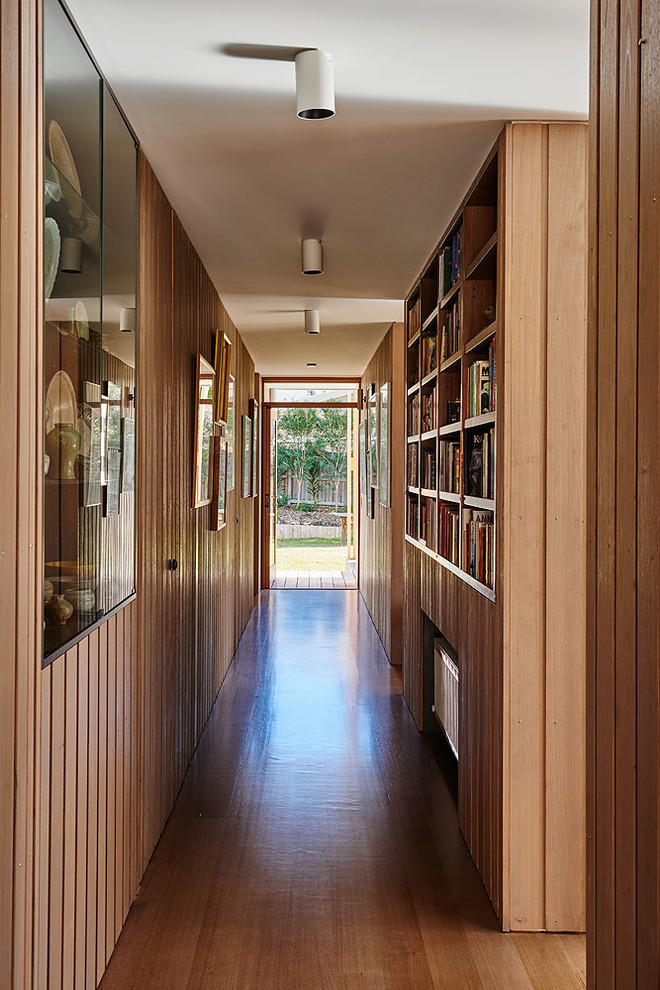 Diseño de recibidores y pasillos costeros de tamaño medio con paredes marrones, suelo de madera clara y suelo marrón
