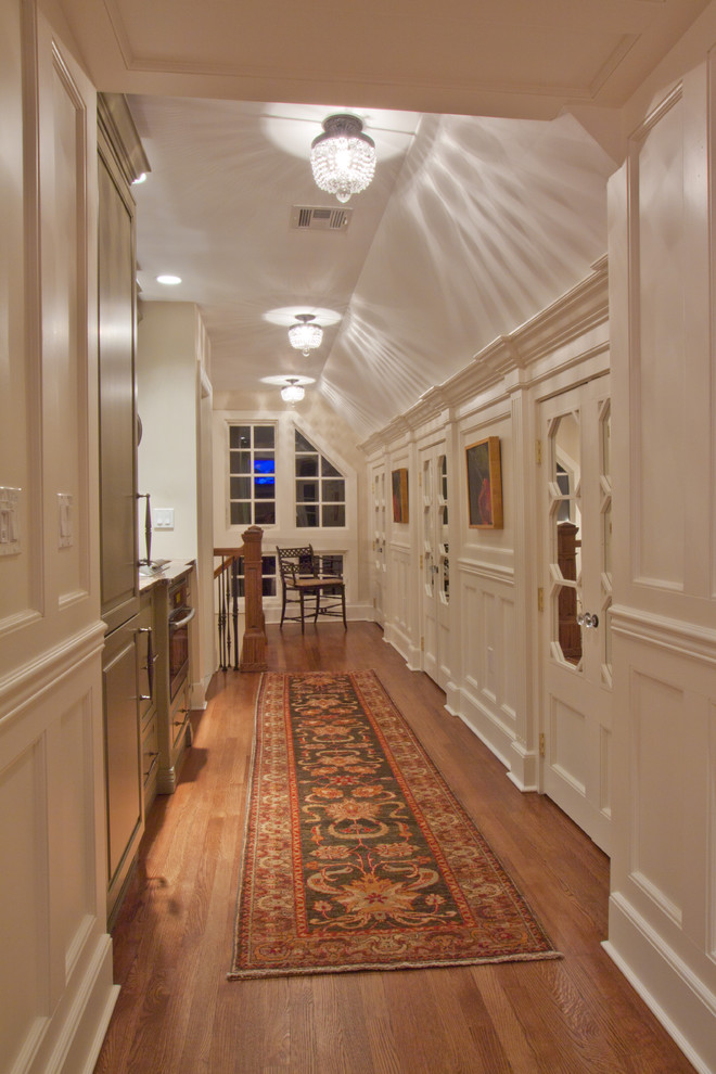 Imagen de recibidores y pasillos tradicionales grandes con paredes blancas y suelo de madera en tonos medios