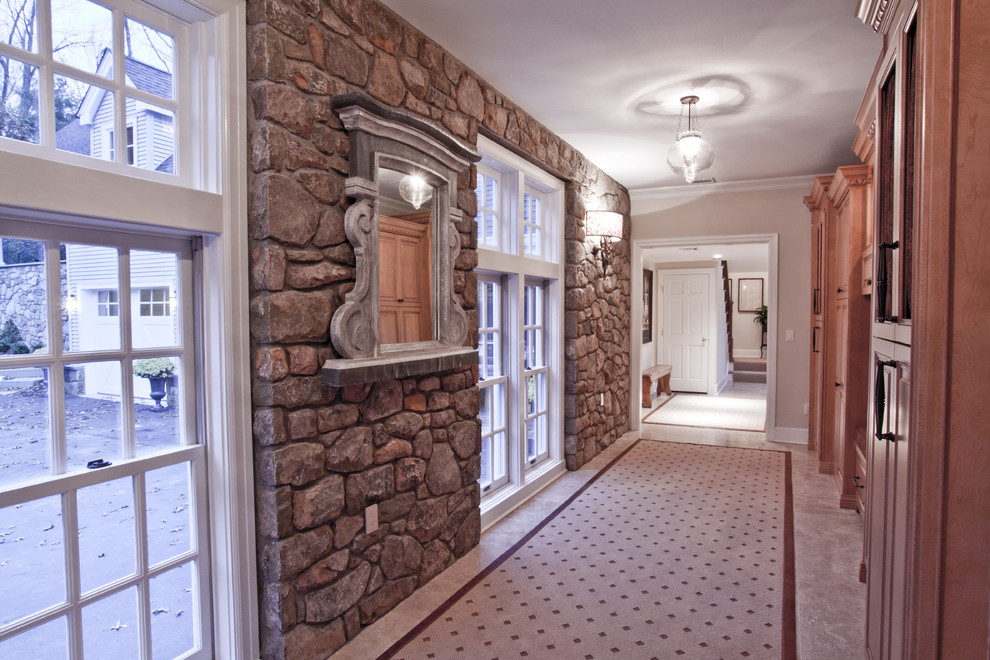 Modelo de recibidores y pasillos tradicionales grandes con suelo de piedra caliza y suelo beige
