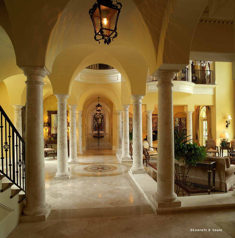 Свежая идея для дизайна: огромный коридор в средиземноморском стиле с бежевыми стенами и мраморным полом - отличное фото интерьера