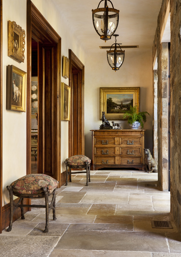 Idee per un ingresso o corridoio stile rurale con pareti beige e pavimento beige