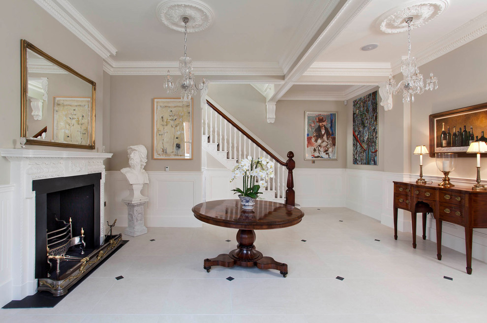 На фото: коридор в классическом стиле с белыми стенами и белым полом