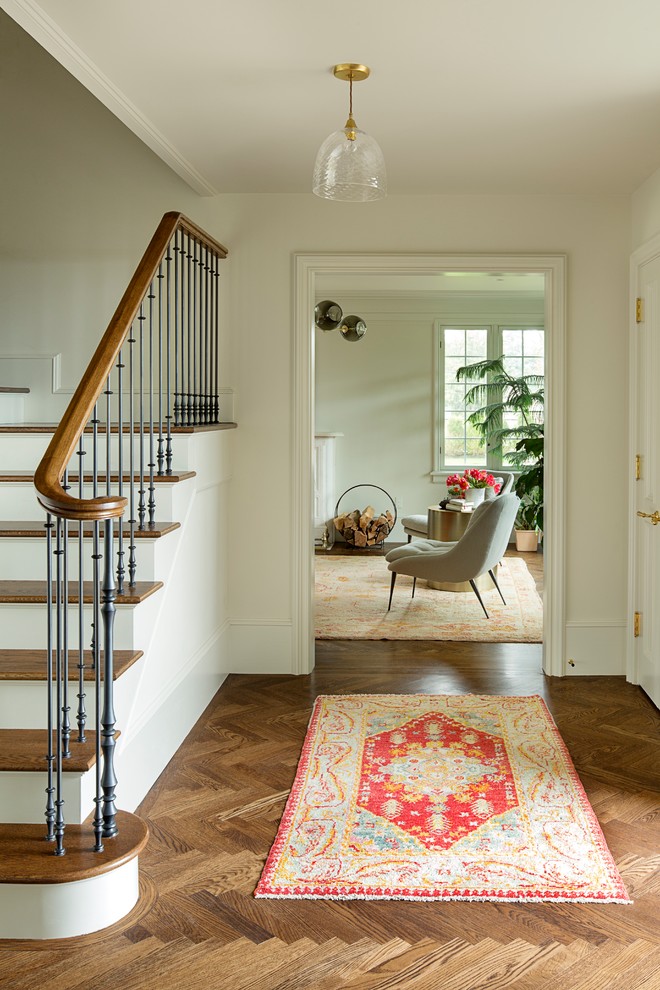Mittelgroßer Klassischer Flur mit weißer Wandfarbe, braunem Holzboden und braunem Boden in Portland