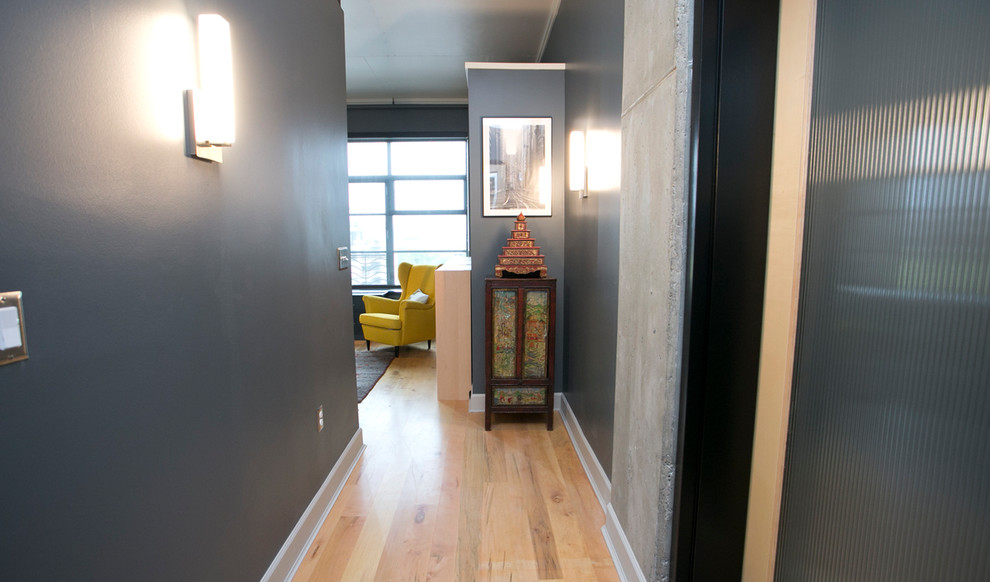 Mittelgroßer Moderner Flur mit grauer Wandfarbe, hellem Holzboden und beigem Boden in Portland