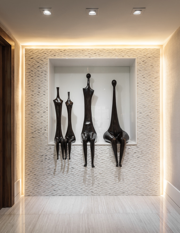 На фото: коридор среднего размера в современном стиле с серыми стенами и полом из линолеума
