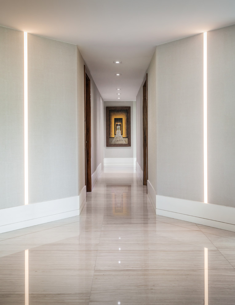 Exemple d'un couloir tendance de taille moyenne avec un mur gris et un sol en linoléum.