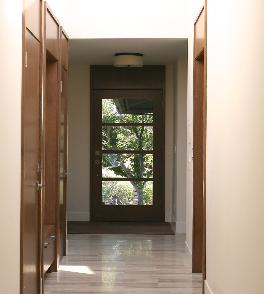 Foto di un grande ingresso o corridoio moderno con pareti beige