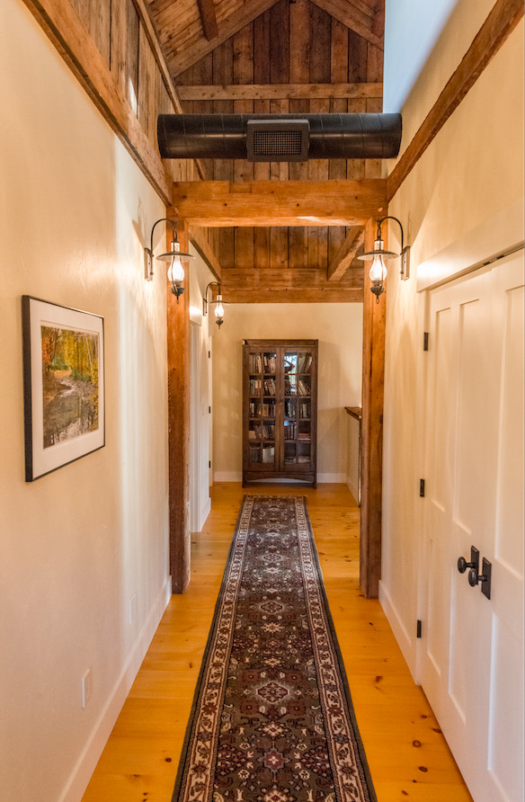 Imagen de recibidores y pasillos rurales con paredes beige y suelo de madera clara