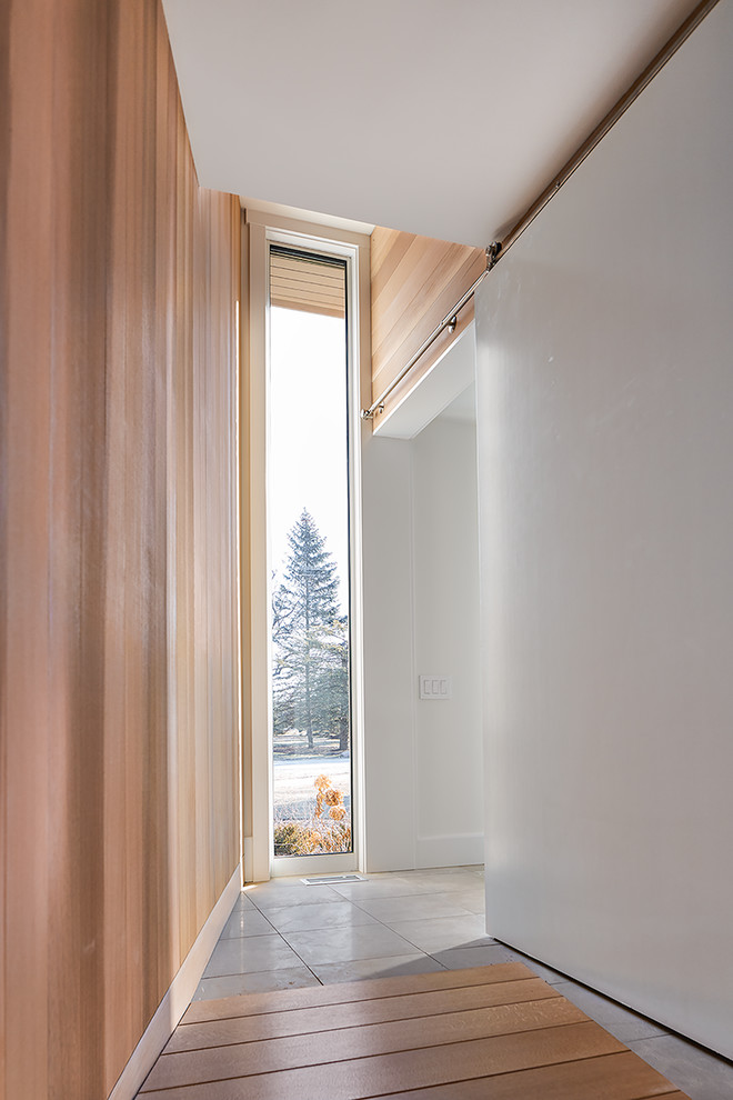 Источник вдохновения для домашнего уюта: большой коридор в современном стиле с белыми стенами, полом из травертина и серым полом