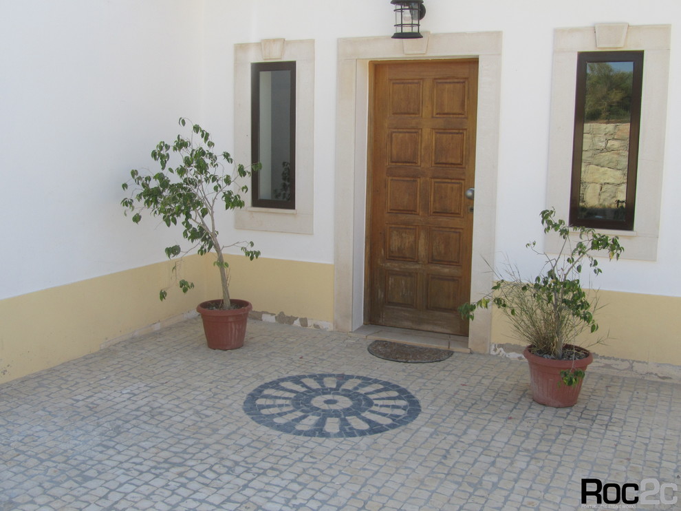 На фото: коридор в стиле рустика с белыми стенами и полом из известняка