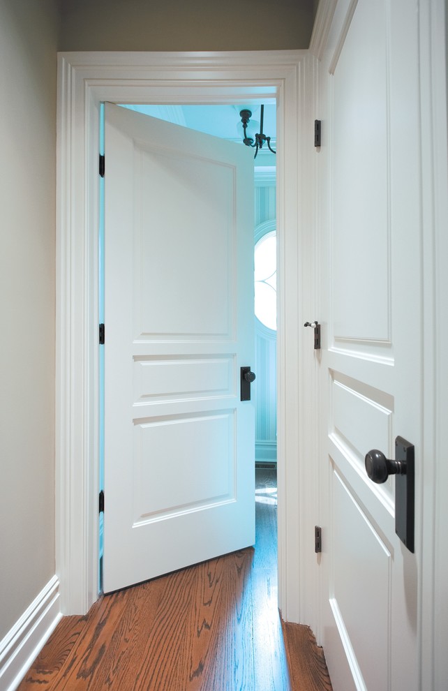 Стильный дизайн: коридор среднего размера в классическом стиле с серыми стенами, паркетным полом среднего тона и коричневым полом - последний тренд