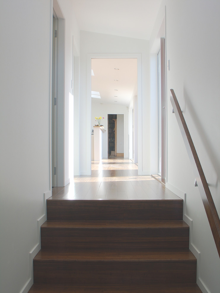 Идея дизайна: коридор среднего размера в стиле ретро с белыми стенами и полом из бамбука