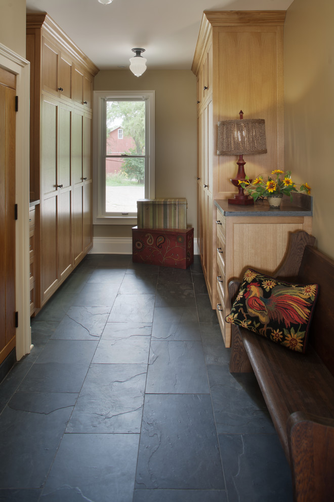 Immagine di un grande ingresso o corridoio classico con pareti beige, pavimento in ardesia e pavimento grigio