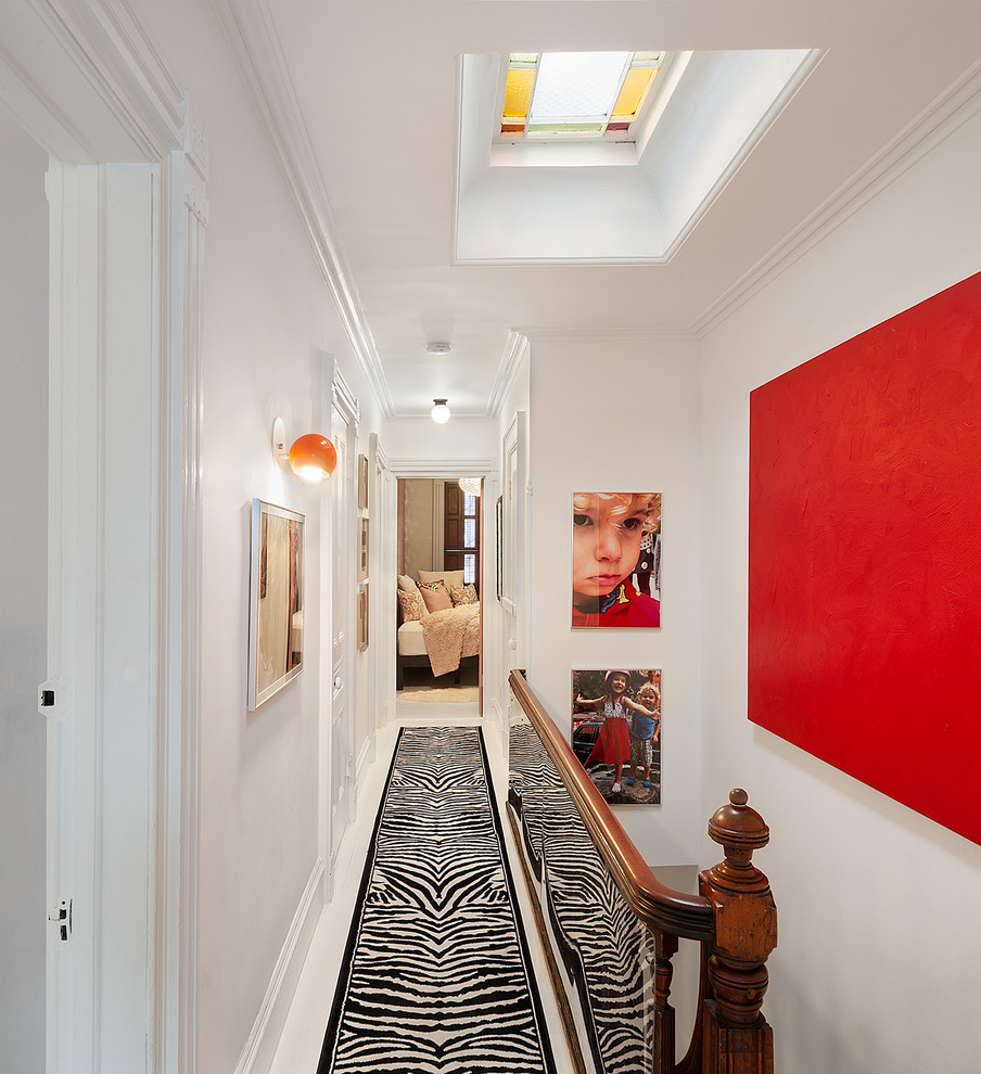 На фото: коридор в стиле фьюжн с белыми стенами