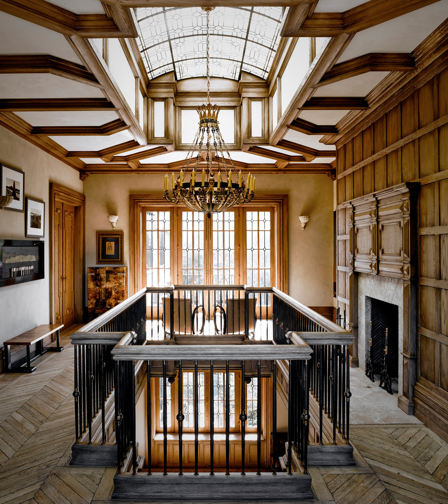 Diseño de recibidores y pasillos tradicionales extra grandes con paredes marrones, suelo de madera en tonos medios y suelo marrón