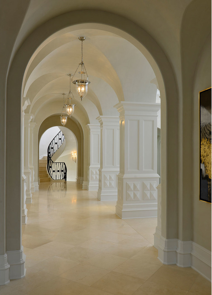 Стильный дизайн: огромный коридор в средиземноморском стиле с бежевыми стенами, бежевым полом и полом из известняка - последний тренд