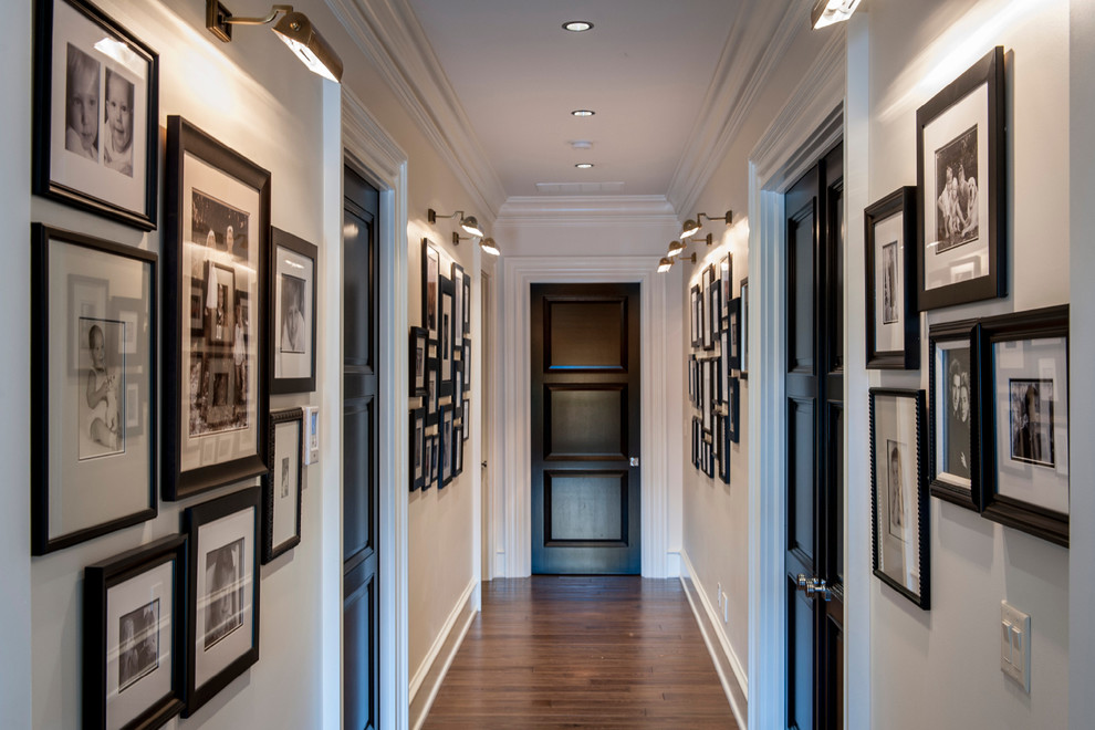 Ejemplo de recibidores y pasillos clásicos de tamaño medio con paredes blancas, suelo de madera en tonos medios y suelo marrón