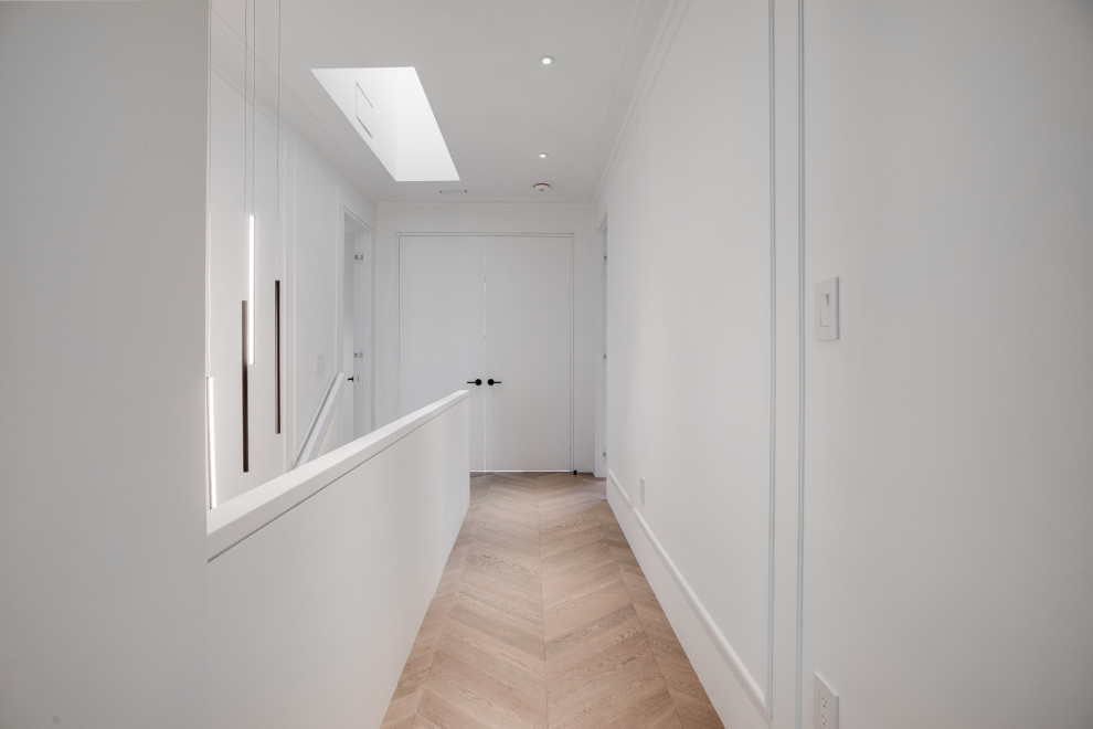 Idee per un ingresso o corridoio chic di medie dimensioni con pareti bianche, parquet chiaro e pavimento bianco