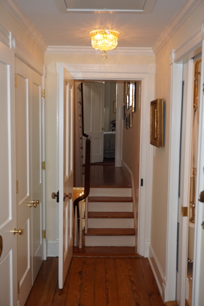 Esempio di un piccolo ingresso o corridoio tradizionale con pareti beige e parquet scuro