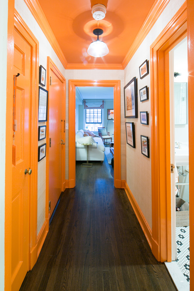 フィラデルフィアにある小さなトランジショナルスタイルのおしゃれな廊下 (オレンジの壁、濃色無垢フローリング、茶色い床) の写真