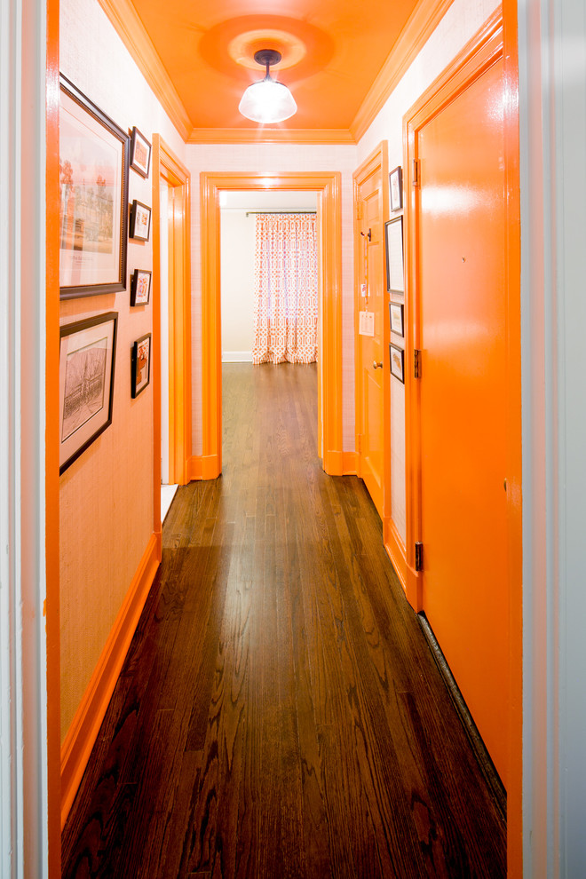 Идея дизайна: маленький коридор в стиле неоклассика (современная классика) с оранжевыми стенами, темным паркетным полом и коричневым полом для на участке и в саду