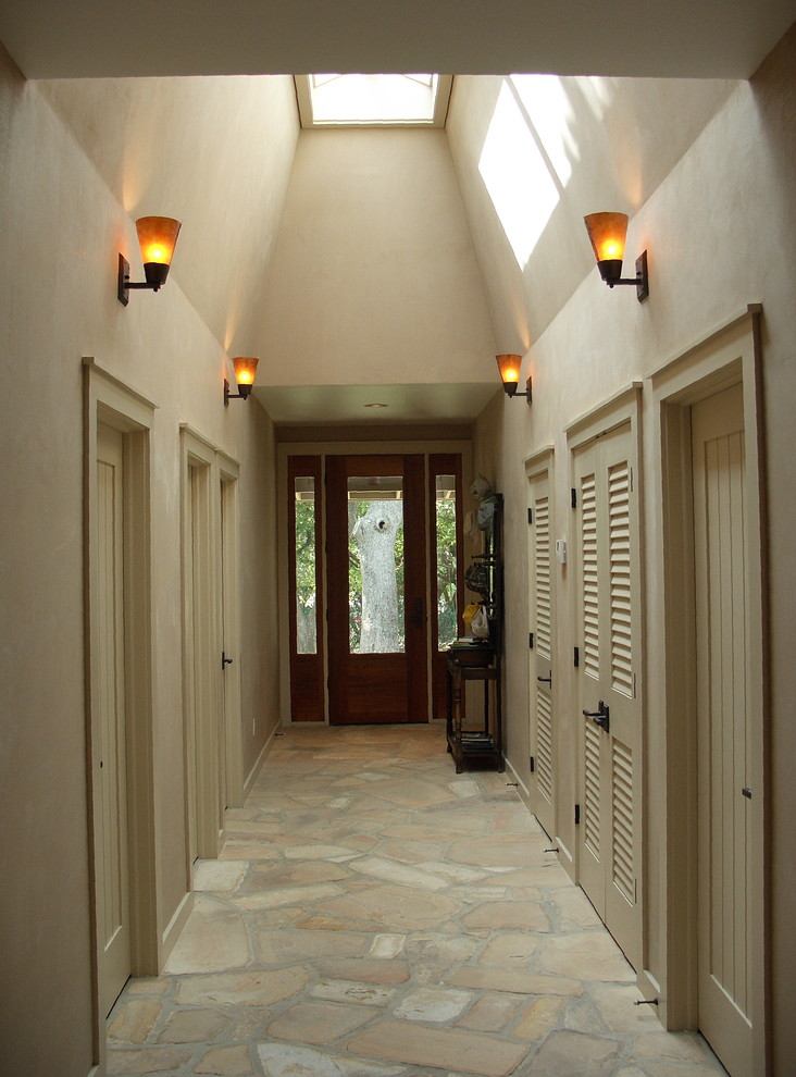 Idée de décoration pour un couloir chalet avec un mur beige et un sol beige.