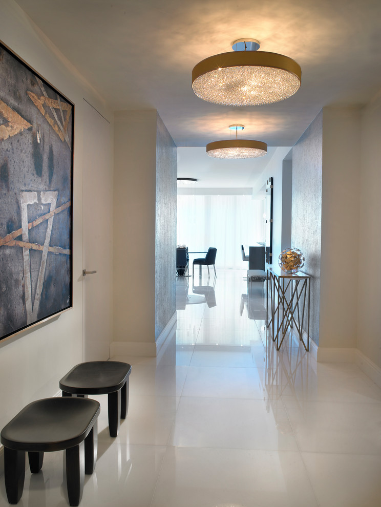 Idée de décoration pour un couloir minimaliste de taille moyenne avec un mur beige, un sol en carrelage de porcelaine et un sol blanc.