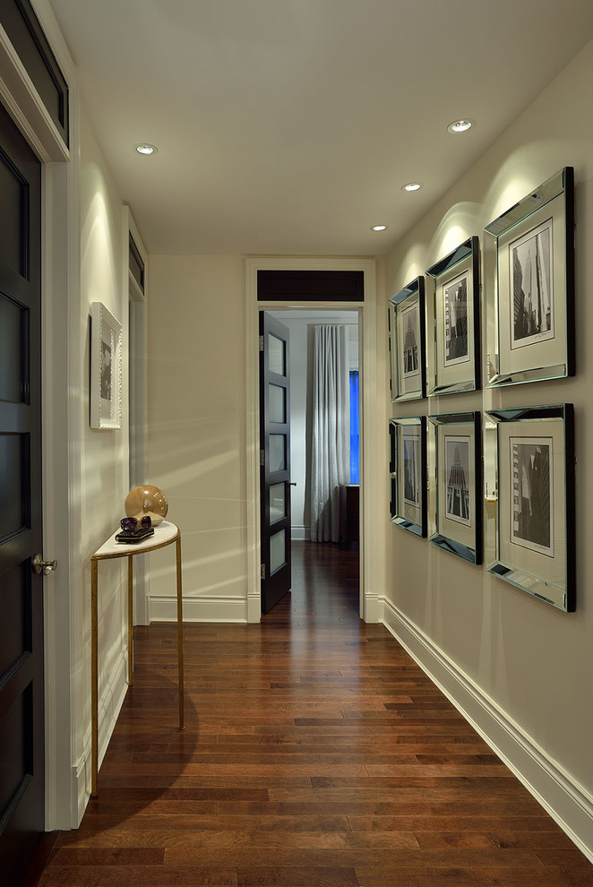 Ispirazione per un ingresso o corridoio tradizionale di medie dimensioni con pareti marroni, parquet scuro e pavimento marrone