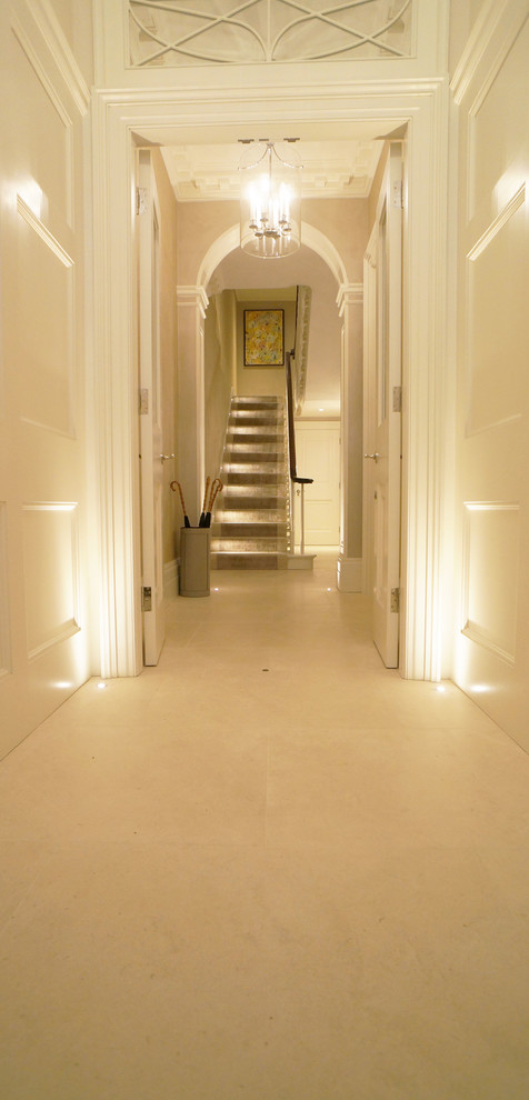Стильный дизайн: коридор среднего размера в классическом стиле с полом из известняка - последний тренд
