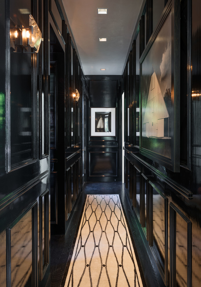 Esempio di un ingresso o corridoio tradizionale con pareti nere, pavimento in legno verniciato e pavimento nero