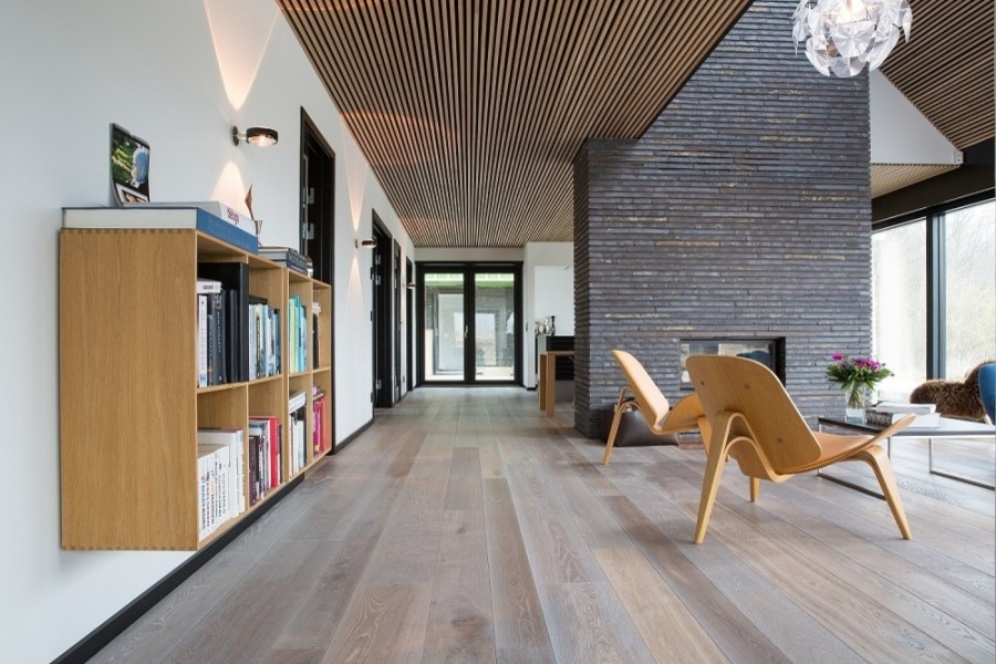 Modelo de recibidores y pasillos minimalistas con suelo de madera en tonos medios