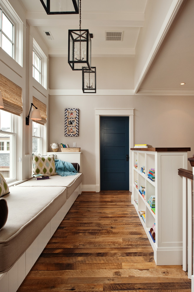 Imagen de recibidores y pasillos tradicionales renovados con paredes beige y suelo de madera en tonos medios