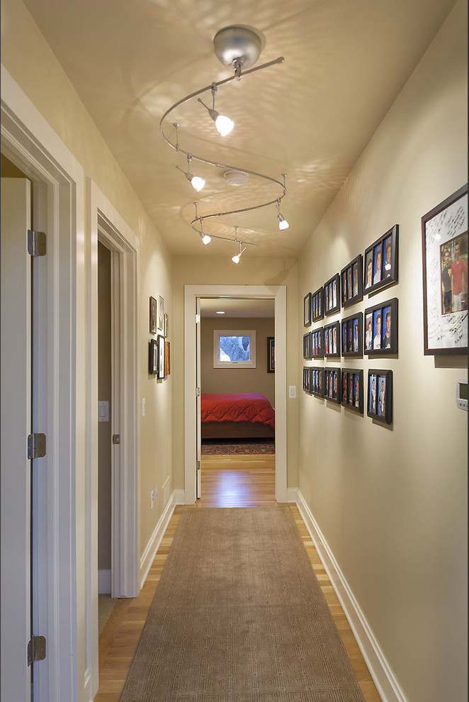 Стильный дизайн: маленький коридор: освещение в классическом стиле с бежевыми стенами и светлым паркетным полом для на участке и в саду - последний тренд