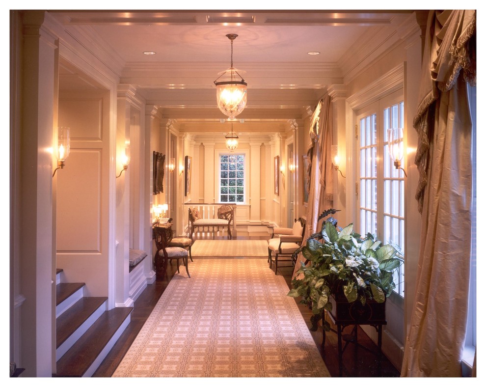 Idée de décoration pour un couloir tradition avec un mur beige, parquet foncé et un sol beige.