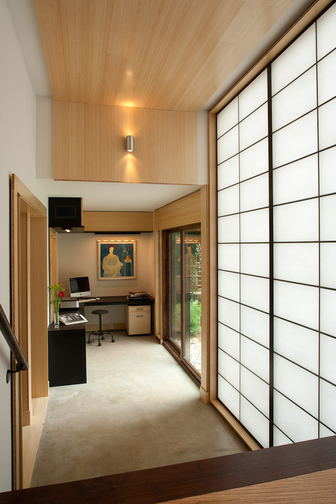 Imagen de recibidores y pasillos de estilo zen con paredes blancas